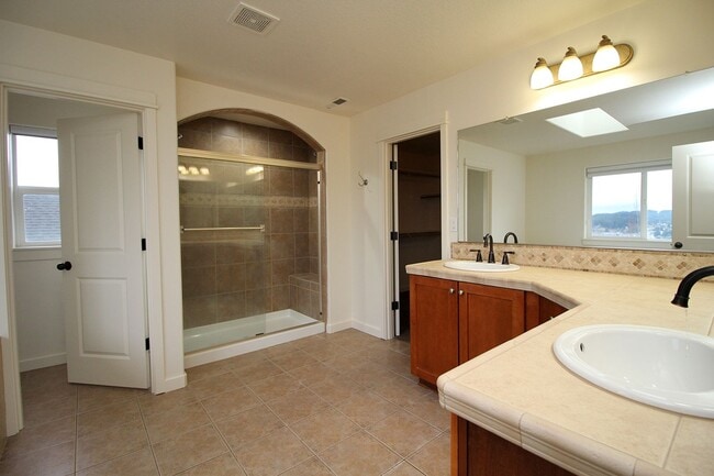 Building Photo - 15128 SE Nia Dr