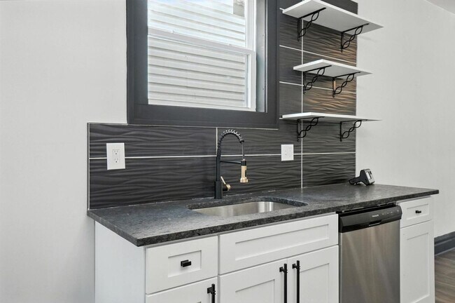 Building Photo - 887-889 E Livingston Ave