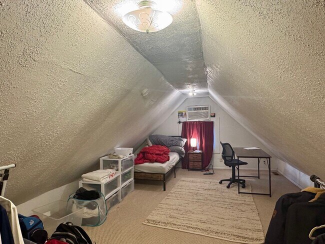 Building Photo - 5 Be/ 2 Bath on Fairview mins. from UC Campus Only $595/pp ($2,975/mo) + Free Wifi!