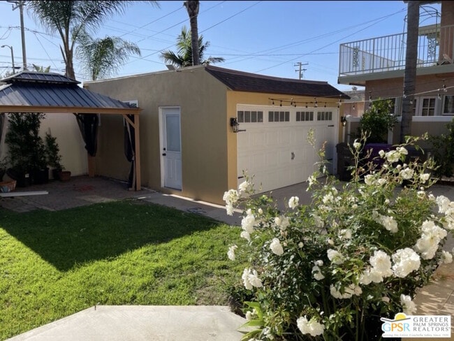 Building Photo - 3163 Pine Ave