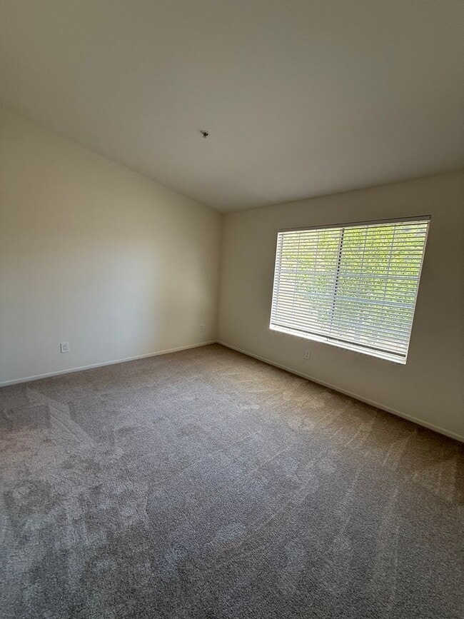 Building Photo - Terrific 2Br/2Ba Condo in gated community of Morada in Rancho Bernardo - Updated 2nd floor