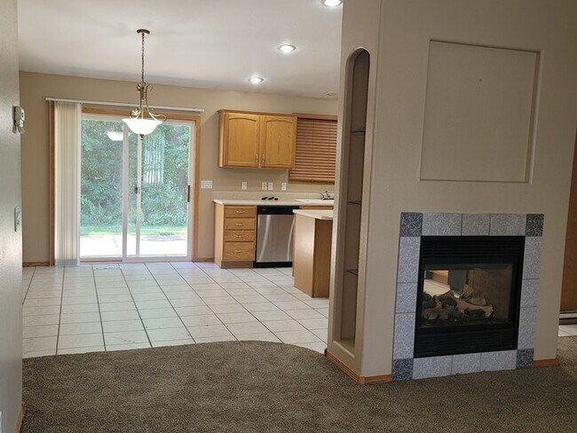 Building Photo - Three bedroom two bathroom twin home