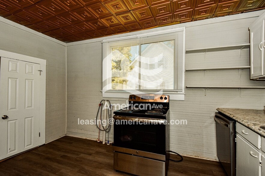 Building Photo - 400 N Sloan St