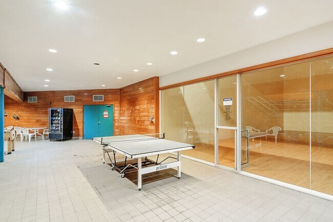 Building Photo - Wilderness One Bedroom Available 7/7!  Close to hiking trails and great amenities.  Amazing SUN!
