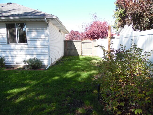 Building Photo - 1290 W Cardinal Ave