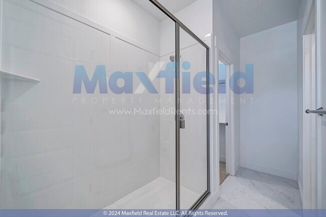 Building Photo - Beautiful Interior Townhouse - 3BD 3BA 2GA