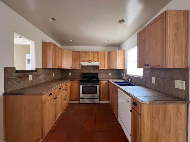 Building Photo - 3 Bedroom 1 Bathroom House with Spacious L...