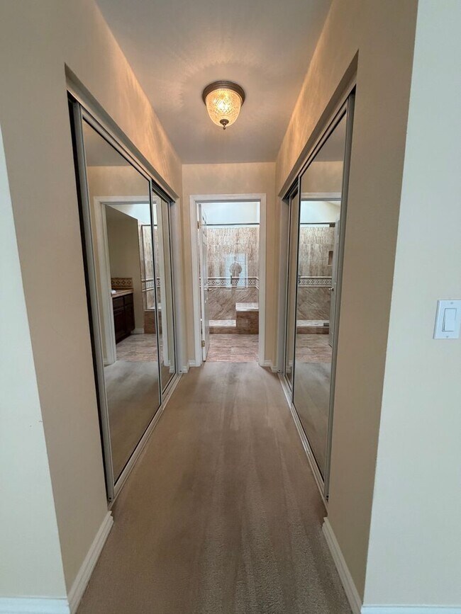 Building Photo - 2377 Sommerset Dr