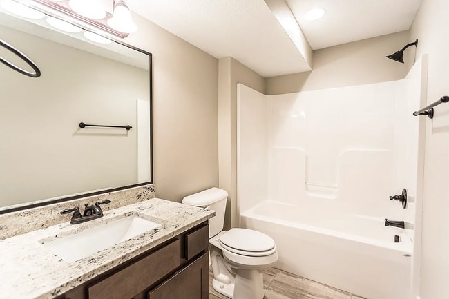 Building Photo - Spacious 4-Bedroom Home in Urbandale | Fin...