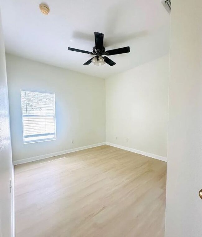 Building Photo - Your Dream Home Awaits! 5 bedroom 3 bath Single Family HOME!!