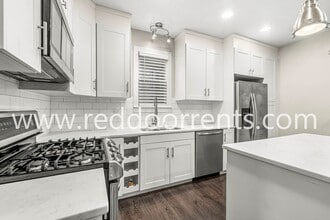 Building Photo - 2028 Hoyt Ave