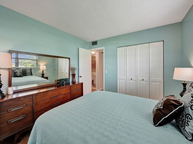 Building Photo - Beautiful fully furnished 2 bedroom 1.5 bath.