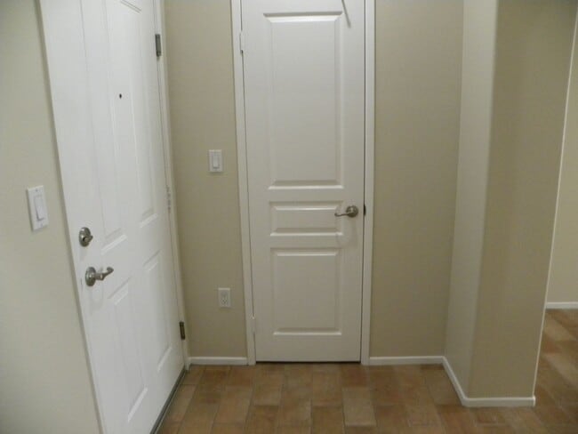 Building Photo - Watermarke Condo 1bed 1 bath