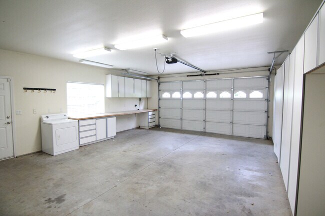 Building Photo - 4 Bedroom Home for Rent in Chico CA | 3 Bathrooms, Fireplace, Yard & Garage