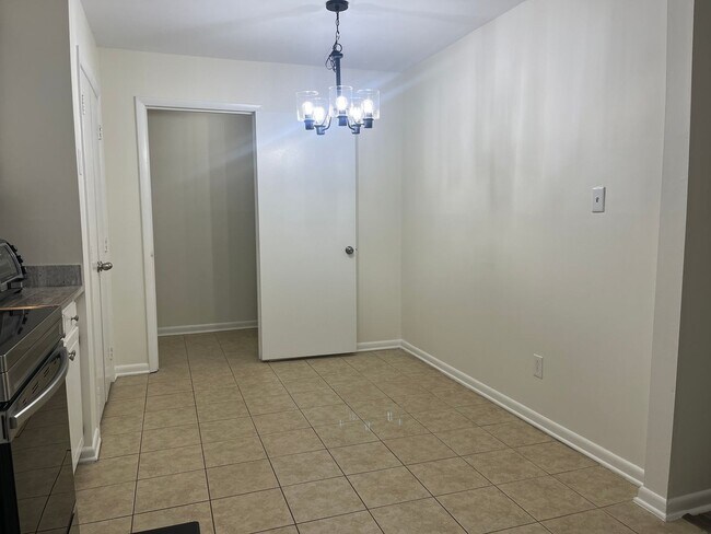 Building Photo - North Raleigh Move-In Ready Condo, On Grou...