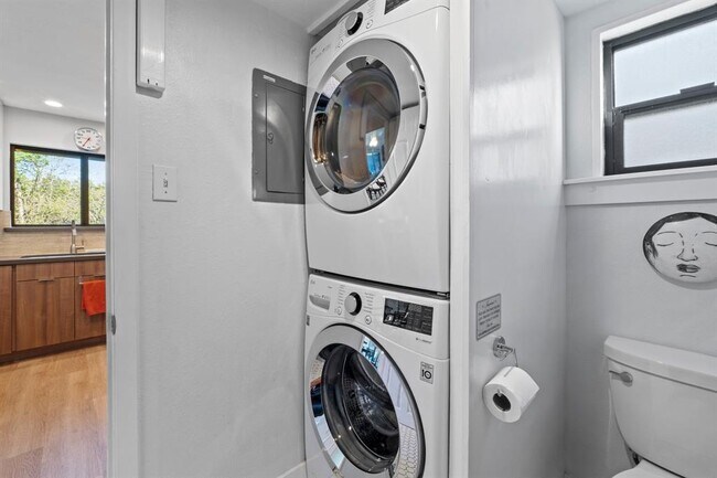 Building Photo - 2200 Homedale Dr