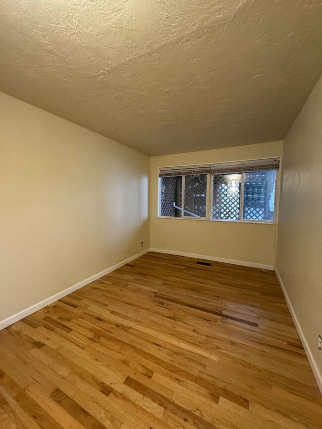 Building Photo - 5-Bed, 3-Bath in South Eugene