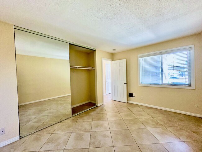 Building Photo - FOR RENT - Mira Mesa San Diego 2Br/1Ba 698...