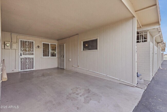 Building Photo - 10922 W Santa Fe Dr