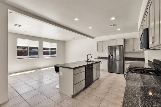 Building Photo - 56923 Ivanhoe Dr