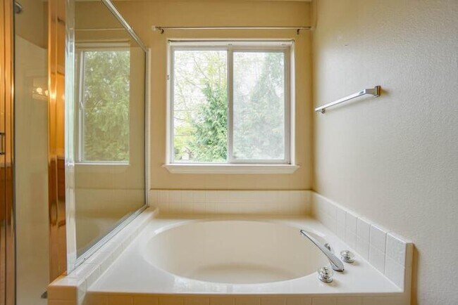 Building Photo - BEAUTIFUL FOUR BEDROOM HOME IN EAST COUNTY