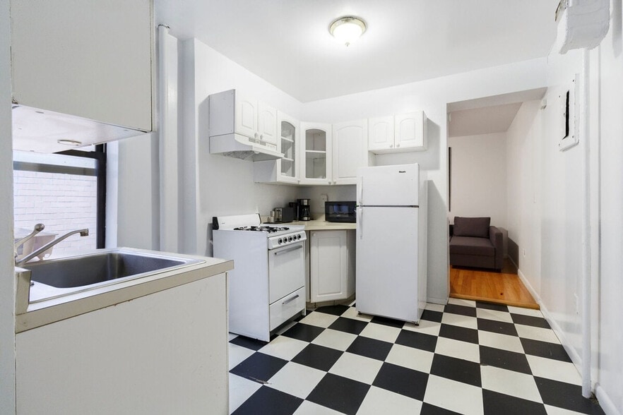 Building Photo - 300 E 93rd St