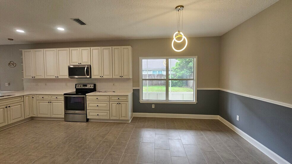 Building Photo - 13983 Summer Breeze Dr