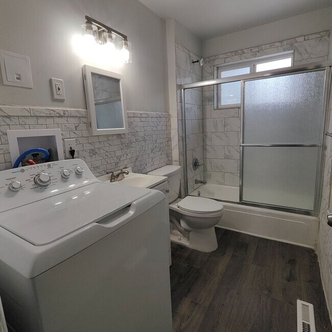 Building Photo - 2 Bedroom in North Boulder Triplex