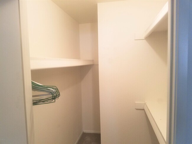 Building Photo - 9609 W Cinnabar Ave