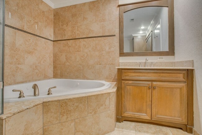 Building Photo - 9805 Briar Ridge Dr