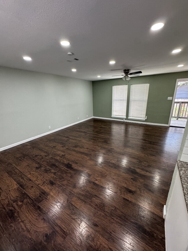 Building Photo - 115 Plainview Dr