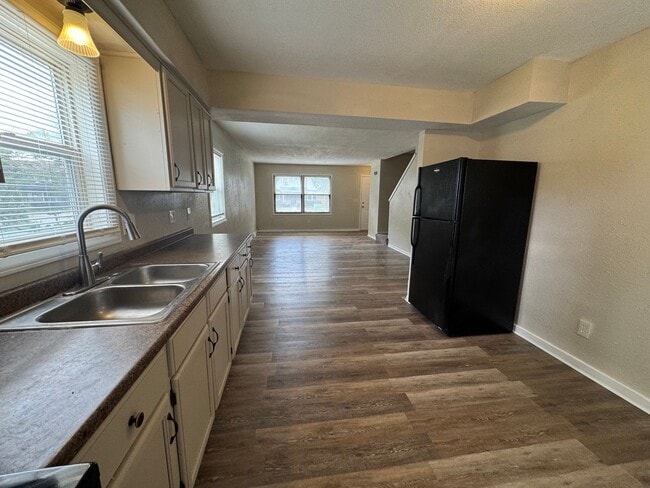 Building Photo - Beautiful 3 Bedroom, 1.5 Bath Townhome wit...