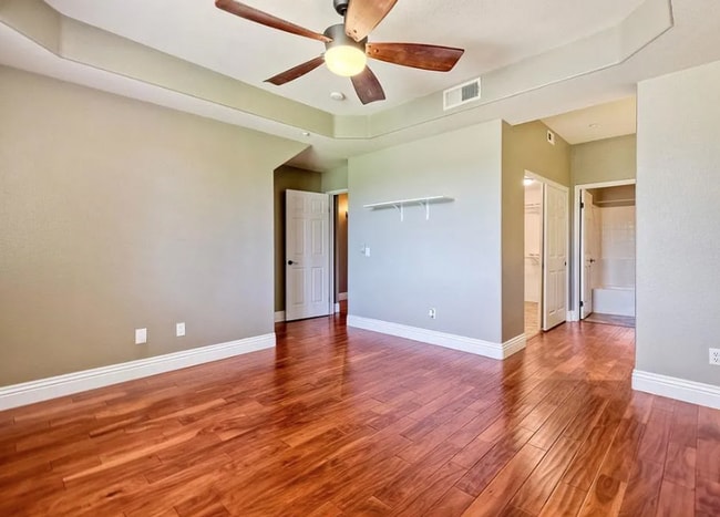 Building Photo - Three Story Townhome Overlooking Singing H...