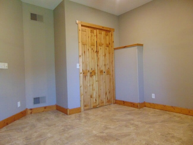 Building Photo - Majestic 3 Bed Mid MO Ranch!