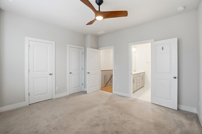 Building Photo - Modern Townhome in the Heart of Plaza Midw...