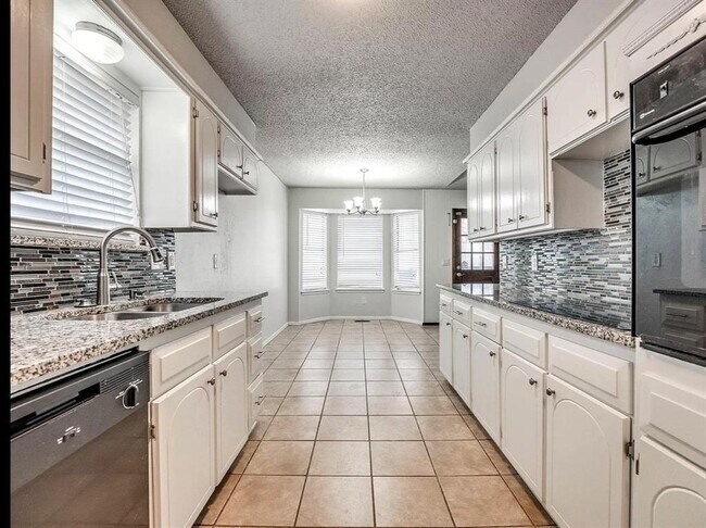 Building Photo - 721 Claremont Dr