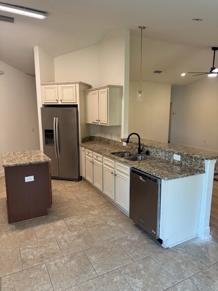 Building Photo - 9154 Deer Ln