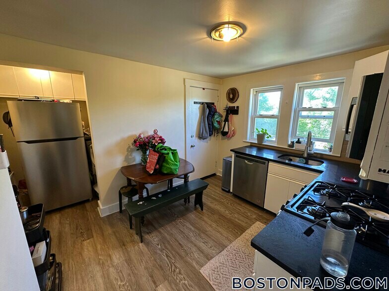 Building Photo - 1145 Boylston St