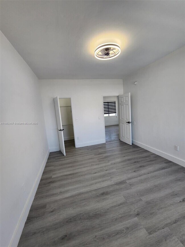 Building Photo - 2101 Normandy Dr