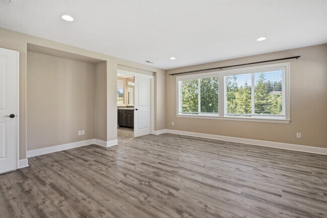Building Photo - 5832 NW Bannister Dr