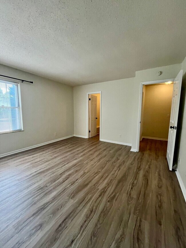 Building Photo - Charming 2 Bedroom Townhouse