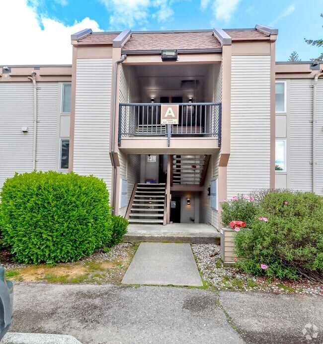 Building Photo - Bellevue Manor Condo, Great Location acros...