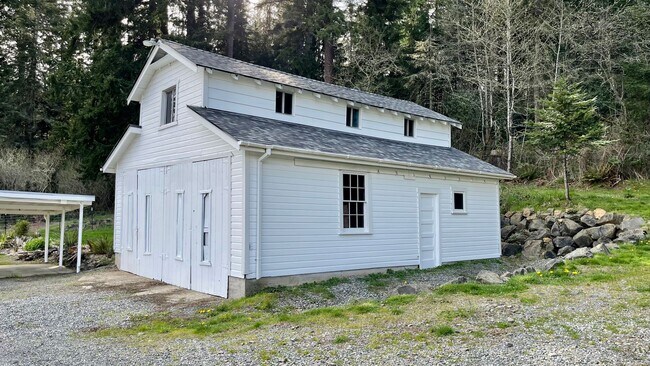 Building Photo - Country Living Home On Over Half An Acre! ...