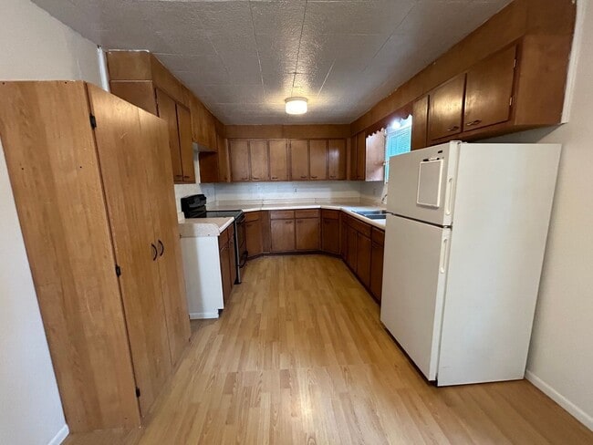 Building Photo - Large 2 Bed 1 Bath House with Fenced Yard and Washer Dryer Hookups