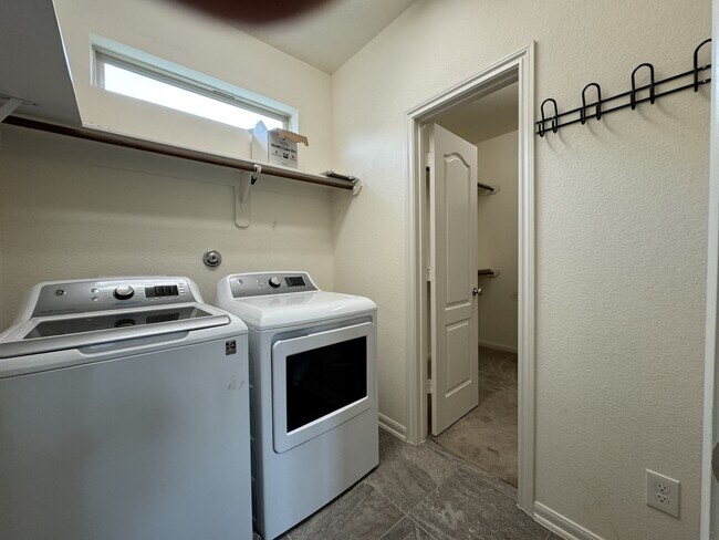 Building Photo - 197 Bloomhill Pl