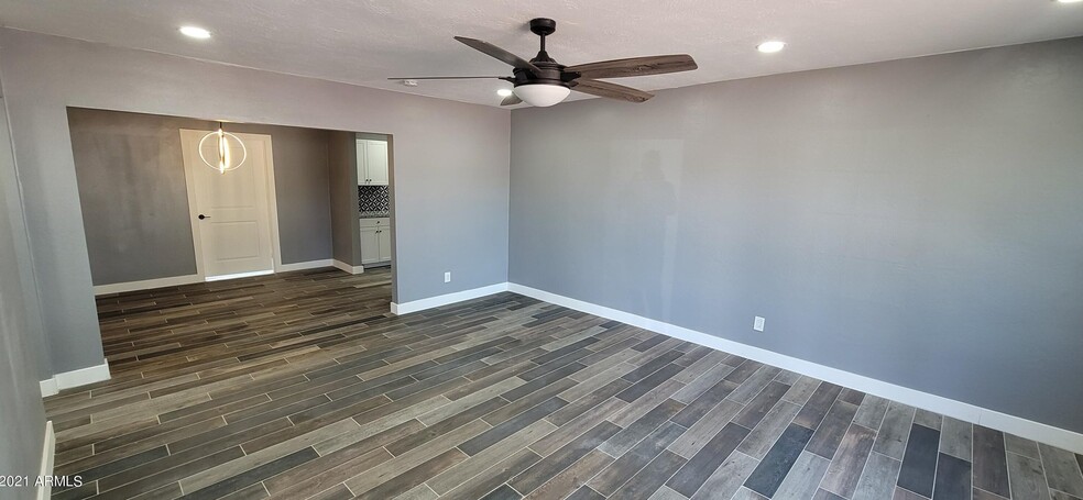 Building Photo - 105 N Los Robles Dr