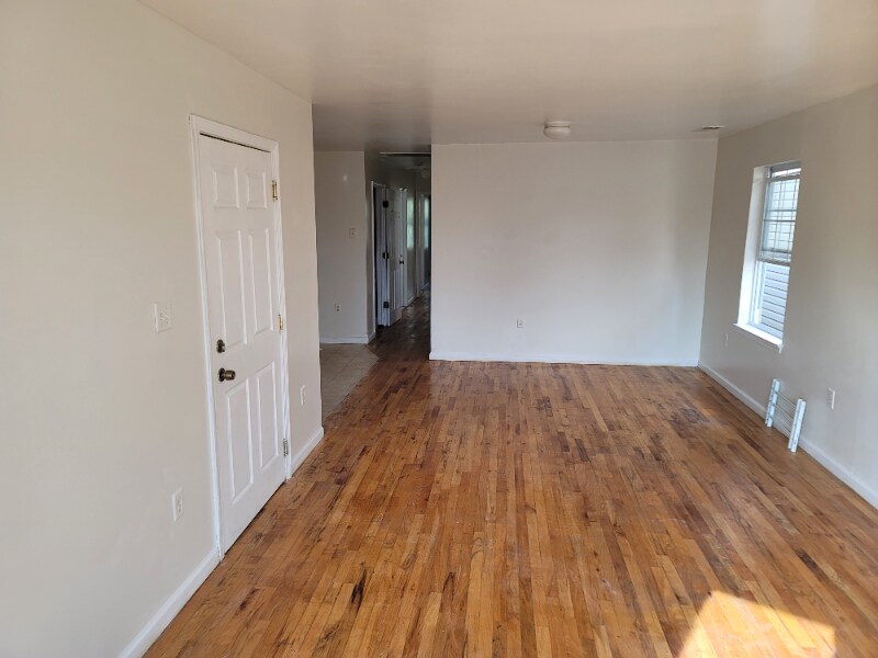 Building Photo - 323 E Jersey St