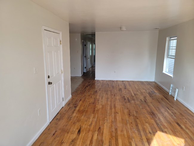 Building Photo - 323 E Jersey St