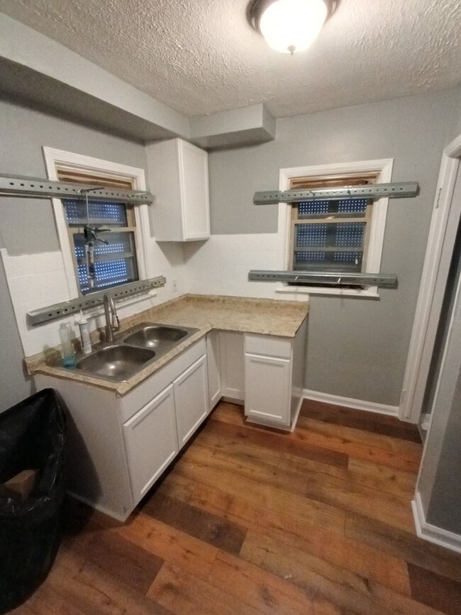 Building Photo - 3 bedroom 1 bath bungalow now available! -...