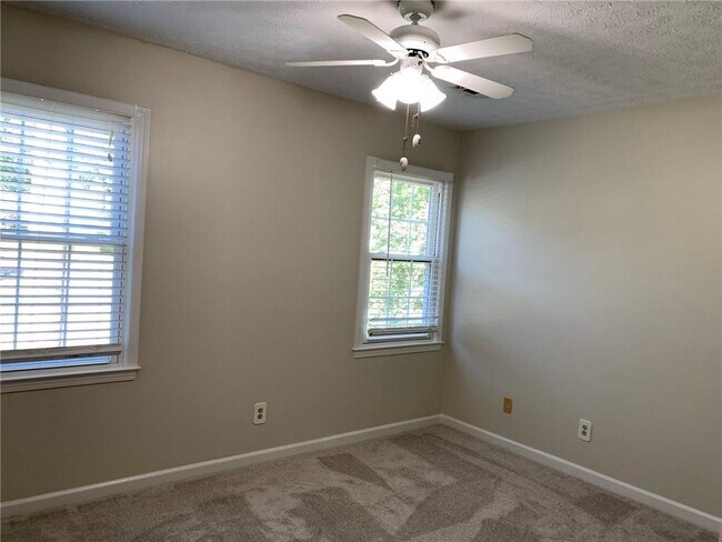 Building Photo - 4536 Woodlawn Lake Dr